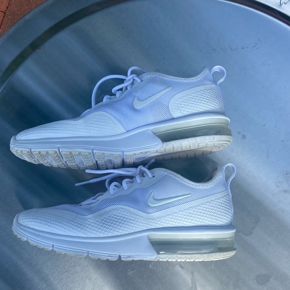 Women’s Nike Airmax sneaker, size 7.5 - Picture 3 of 4